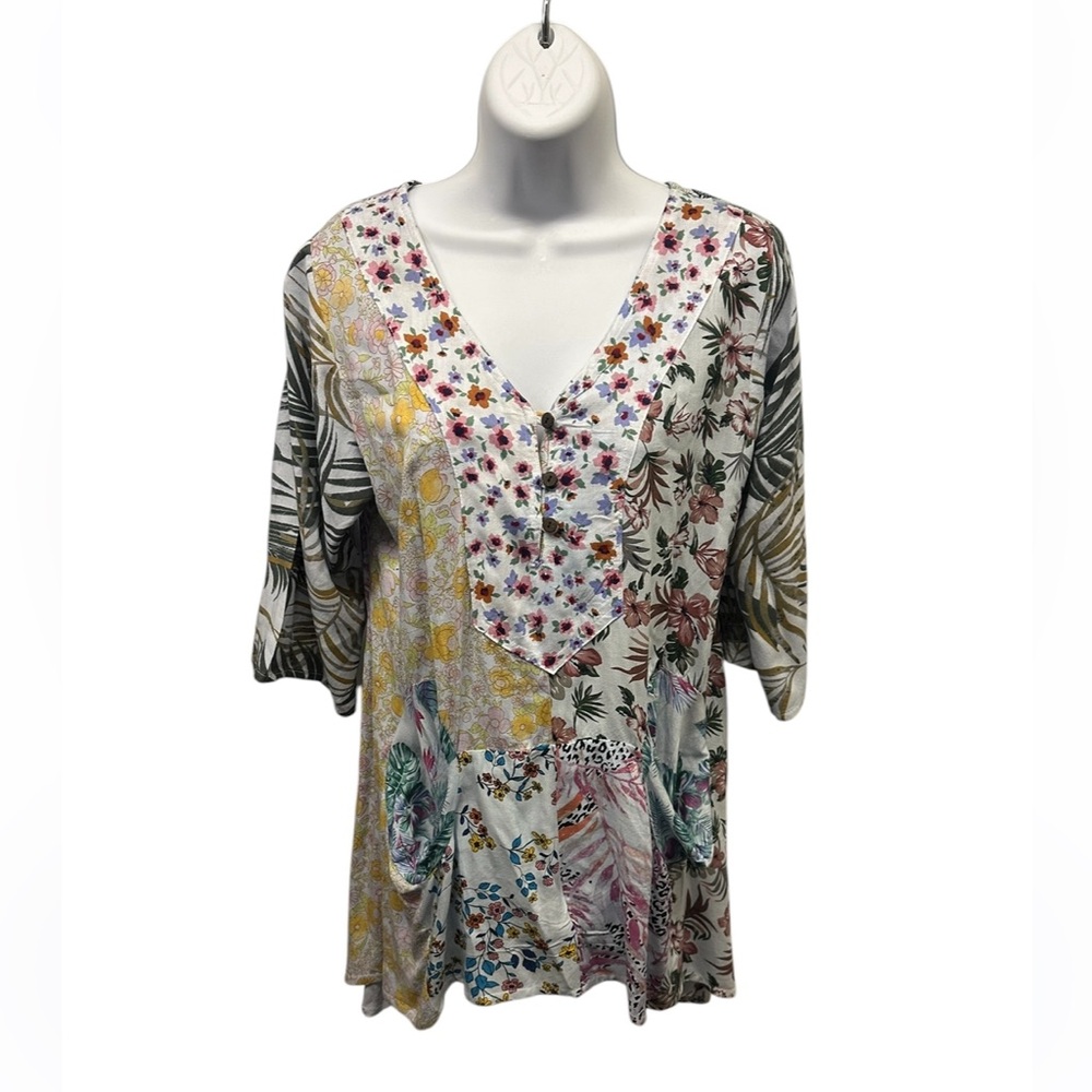 NWT. S/M. Floral Patchwork V-Neck Women's Top. 225299/3.  TURQ01